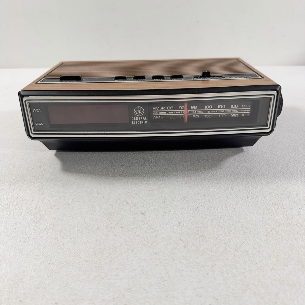 Vintage GE General Electric Radio Alarm Clock - Model 7-4625A - Radio FM/AM